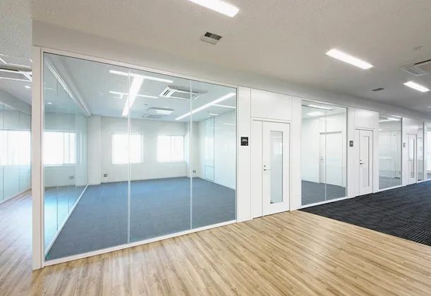 ガラス間仕切の会議室