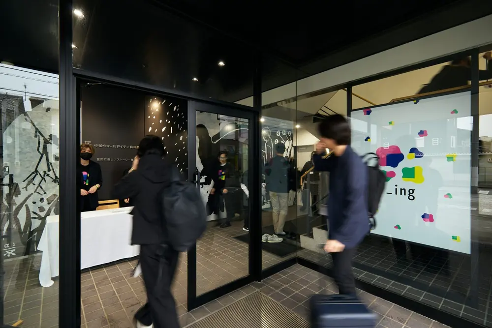 展示のオープニングの会場に人が集まる様子