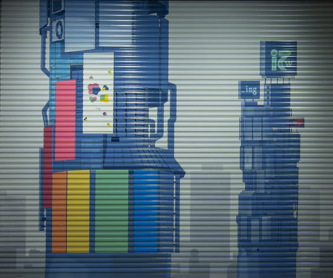 シャッターの絵《COUPLER》左のビル群