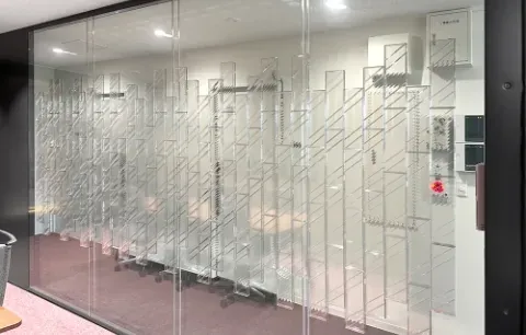 ガラスに貼れる吸音材「iwasemi™ RC-α」 2